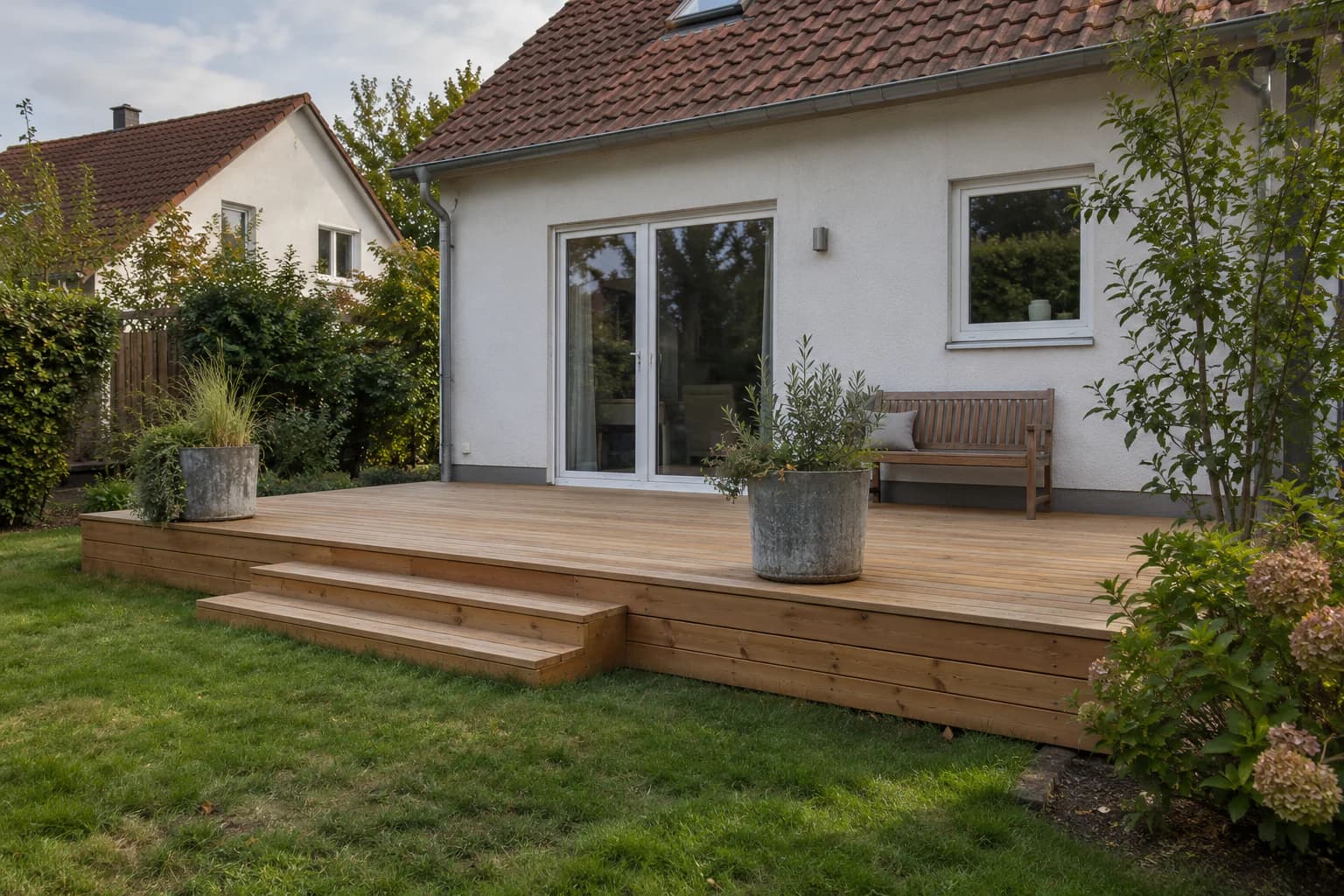 Holzterrasse mit Stufen zum Garten